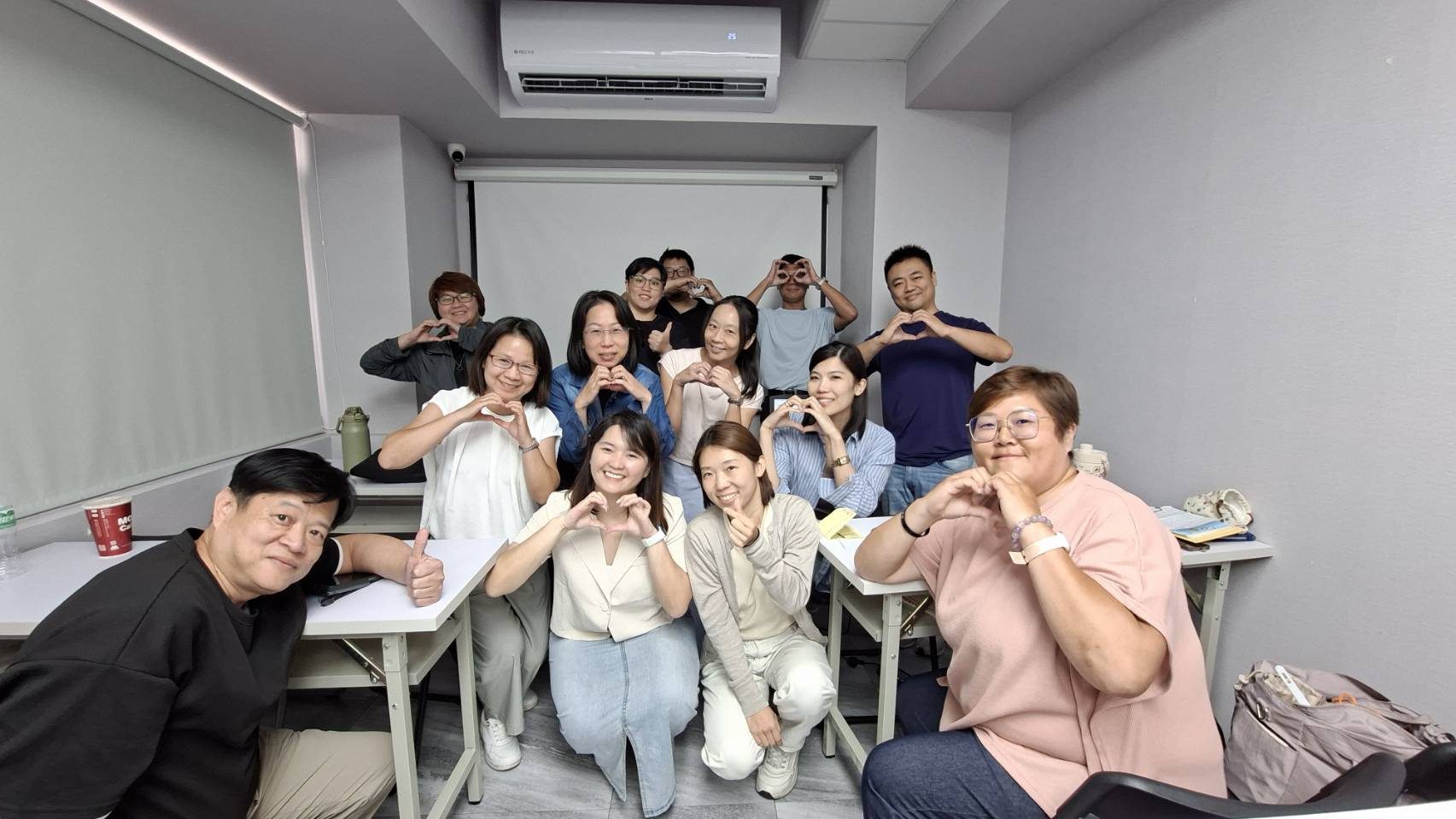 2026/08 AI 動畫課兩日班學員比愛心合照
